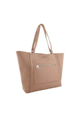 Cartera tote marrón de cuero sintético con bolsillo frontal con cierre, tachas plateadas en los laterales y organizador interno.
