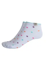 Pack de tres pares de medias tobilleras blancas con lunares de colores y borde superior celeste.