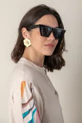 Vestido largo de lino color verde militar con estampado de hojas en tonos azul, naranja y marrón. Tiene cuello mao con botones, mangas tres cuartos y un bolsillo en el pecho.