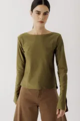 Remera verde oliva de manga larga con escote bote y corte ajustado.