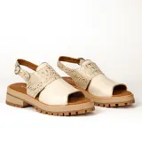 Sandalias de cuero color suela con plataforma y hebilla ajustable.