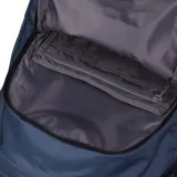 Mochila Caterpillar color rosa con logo negro estampado en el frente. Tiene un compartimento principal con cierre, un bolsillo frontal con cierre vertical y dos bolsillos laterales con cierre. Las correas son ajustables y acolchadas.