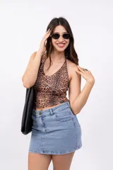 Top corto con estampado animal print de leopardo, escote halter y espalda descubierta.