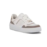 Championes deportivos de mujer, color blanco, con plataforma gruesa. Presentan detalles en gamuza color taupe en puntera y talón, y acentos dorados perforados y lisos en los laterales y cordones.