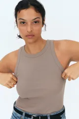 Musculosa color topo de punto de algodón acanalado, de corte entallado con cuello redondo y ribete fino en escote y sisas.