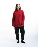 Sweater unisex de lana merino fina color rojo, con cuello redondo y corte relajado. Presenta un motivo inspirado en la técnica de zurcido visible.