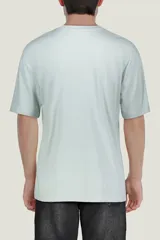 Remera celeste de corte recto y mangas cortas.