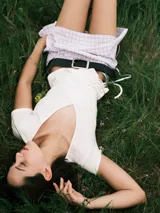 Top blanco de manga corta con escote cruzado y nudo en la cintura. Confeccionado en jersey de algodón.