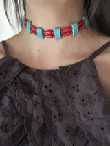 Gargantilla choker con doble hilera de cuentas de piedra color turquesa y rojo.