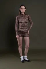Remera polera de manga larga marrón con estampado de letras.