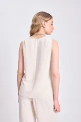 Top color crudo sin mangas con escote en V.