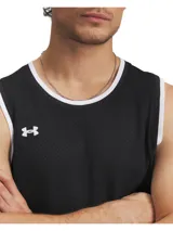 Musculosa deportiva Under Armour de básquet, color negro con cuello y sisas en blanco. Logo de la marca en el pecho.