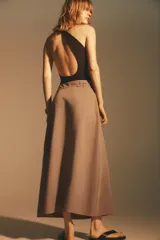 Body negro de lycra, con un solo tirante ancho y escote asimétrico.