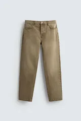 Pantalón de jean color marrón claro, de corte recto y tiro alto, con cinco bolsillos y cierre frontal con botones.
