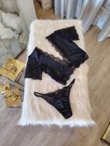 Conjunto negro de lycra, microtul y encaje suave elastizado. Incluye top con broche de gancho y espalda de microtul con detalles de encaje, y tanga regulable con forro de algodón.