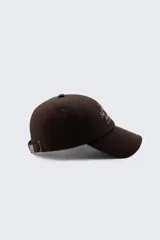 Gorra de béisbol negra de Zara con bordado frontal en blanco que dice "A Coruña Established 1975 Rúa Juan Flórez 64-66".
