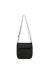 Bandolera negra con correa ancha estampada en blanco y rosa. Tiene un bolsillo externo con cierre y aplique circular rosa con un corazón blanco.