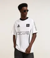 Remera blanca de algodón con cuello redondo y manga corta. Estampado frontal con logo de Playstation y la frase "Play Has No Limits".