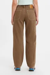 Pantalón marrón de tiro medio, corte recto y estilo utilitario.