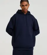 Hoodie masculino de algodón con felpa, color azul marino, de corte relaxed, con capucha ajustable, bolsillo canguro y manga larga.