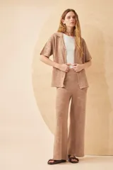 Pantalón tejido color crudo, con diseño calado de corazones y arabescos. Corte palazzo.