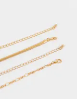 Collar corto de doble cadena dorada con dijes de corazón y strass.
