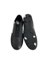 Championes de fútbol Umbro Clasic II HG, color azul marino con detalles en naranja y logo Umbro en blanco.