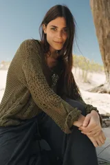 Sweater de lino azul marino, tejido a mano con diseño de patchwork de cables, silueta holgada, manga larga, cuello a la base y largo a la cadera.