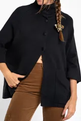 Cardigan negro de calce oversize, suave y liviano, con botones en la parte frontal y diseño fluido.