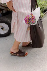 Sandalias marrones de cuero con diseño minimalista.