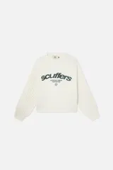 Sweater de punto color crudo con calce oversize y cuello redondo. Presenta bordados frontales en color negro con el texto "Scuffers", "Everyday Urban Aesthetics" y un pequeño logo circular. Confeccionado en una mezcla de acrílico, nylon, lana y spandex.