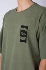 Remera verde militar de corte oversize con estampado negro en el frente.
