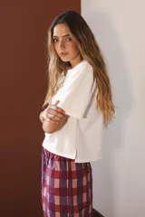 Remera blanca de algodón con cuello redondo y manga corta. Presenta un pequeño bordado de un pato en el pecho.