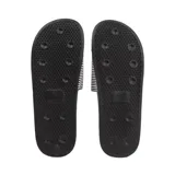 Sandalias Volcom Step negras con estampado a cuadros blancos y negros en la tira superior.