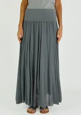 Pollera larga de algodón color gris, con cintura ancha elastizada.