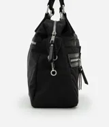Cartera satchel mediana de PU color negro, con textura capitoneada, doble asa corta y correa larga extraíble. Posee cierre principal con cremallera y bolsillos externos con cremallera.