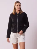 Campera negra de algodón, marca Baccini, con abertura central con cierre y bolsillos delanteros.