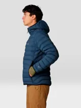 Campera negra con capucha, rellena de plumón de 650 cuins. Confeccionada en tejido Pertex® Quantum resistente al agua. Cuenta con cierre frontal, bolsillos laterales con cierre y un bolsillo en el pecho con cierre. Se puede guardar en su propio bolsillo.