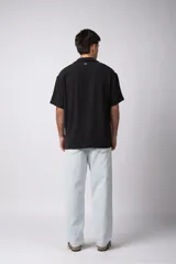 Camisa de manga corta color crudo, confeccionada en lino texturizado. Tiene cuello tipo cubano, cierre frontal con botones y corte recto.