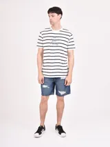 Bermuda de jean negro con roturas y corte a la rodilla.