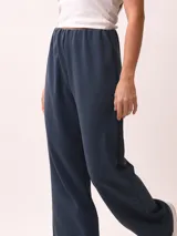 Pantalón palazzo marrón de corte ancho con cintura elástica.