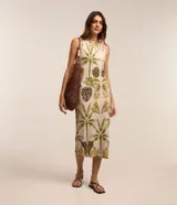 Vestido midi de viscosa con estampado de follaje, escote recto, breteles finos y espalda descubierta.