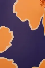 Traje de baño entero con estampado de flores color naranja sobre fondo azul, escote en V profundo, espalda descubierta y cobertura media.