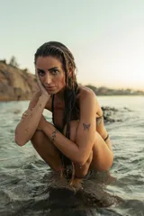 Conjunto de bikini marrón con corpiño triangular con tirantes finos y bombacha clásica.