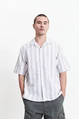 Camisa de manga corta a rayas con textura y fit regular.