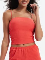 Musculosa negra con breteles finos y escote cuadrado.