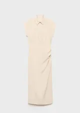 Vestido color crema de tejido fluido, con cuello camisero, mangas cortas con vuelta, detalles drapeados, diseño midi y entallado, y cierre delantero de botones oculto.