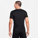 Remera deportiva Nike Strike de hombre, color negro con detalles en gris en los hombros y logo blanco en el pecho.