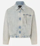 Campera overboxy de jean celeste con efecto lavado, cuello inglés, cierre frontal con cremallera, manga larga y bolsillo con cierre en el pecho. Confeccionada con algodón BCI más sostenible.