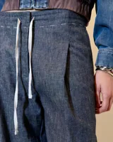 Pantalón azul de lino y algodón, con pinzas, corte recto y cordón ajustable en la cintura.